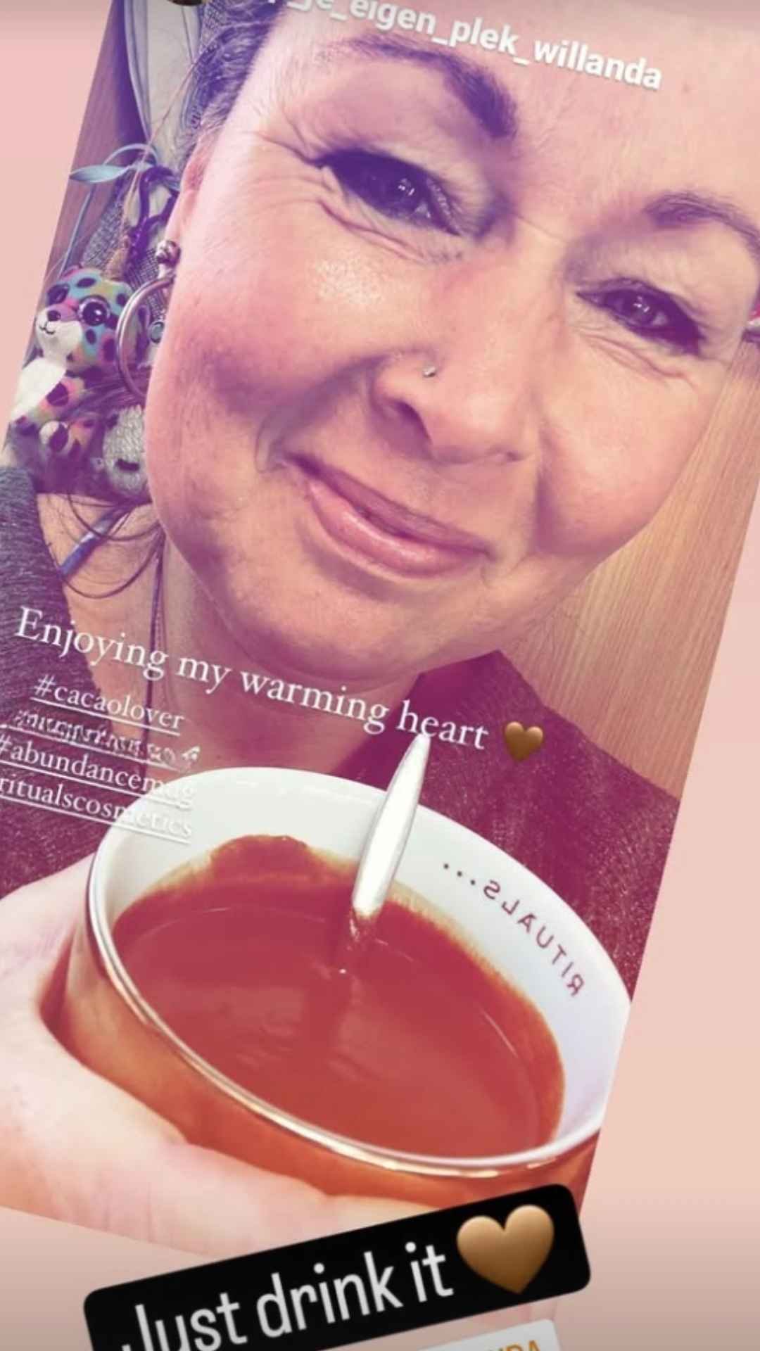 Klant drinkt cacao van Eunicea's Cacao